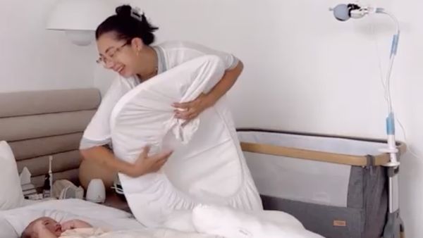 8 Foto Jennifer Bachdim yang Dipuji Supermom, Beberes Rumah Sambil Asuh Anak