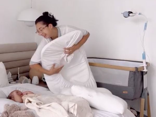 8 Foto Jennifer Bachdim yang Dipuji Supermom, Beberes Rumah Sambil Asuh Anak