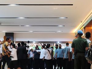 Pengunjung Sarinah Mendadak Heboh gegara Kedatangan Jokowi Pengunjung Sarinah Mendadak Heboh gegara Kedatangan Jokowi