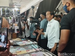 Disambut Riuh Warga, Jokowi Didampingi Heru Budi Tinjau Pasar Tanah Abang