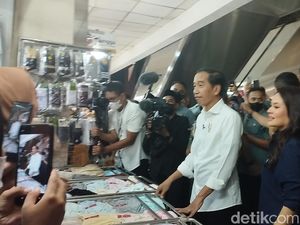 Senangnya Penjaga Toko di Tanah Abang Saat Kiosnya Dikunjungi Jokowi