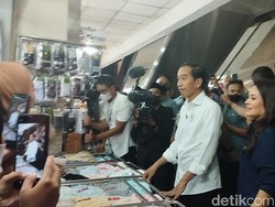 Senangnya Penjaga Toko di Tanah Abang Saat Kiosnya Dikunjungi Jokowi