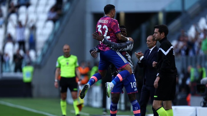 TURIN, ITALY - MAY 03: Leando Paredes of Juventus Fc and Paul Pogba of Juventus FC celebrates after scoring his teams first goal with team mates during the Serie A match between Juventus and US Lecce at Allianz Stadium on May 3, 2023 in Turin, Italy. (Photo by Sportinfoto/DeFodi Images via Getty Images)