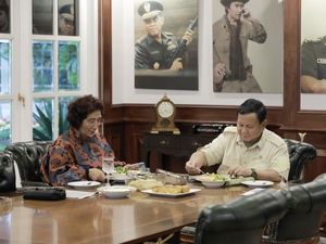 Keseruan Susi Pudjiastuti Makan Bareng Prabowo hingga Masak di Dapur Keseruan Susi Pudjiastuti Makan Bareng Prabowo hingga Masak di Dapur