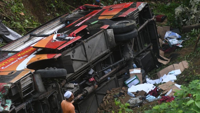 Seorang pria berada di sekitar bus pengangkut santri yang masuk ke jurang di kawasan Pegunungan Kebun Kopi di Parigi Moutong, Sulawesi Tengah, Kamis (4/5/2023). Bus rombongan santri tujuan Pondok Pesantren Gontor Kabupaten Poso tersebut mengalami kecelakaan dan mengakibatkan tiga orang santri meninggal dunia sementara yang lain luka-luka. ANTARA FOTO/Mohamad Hamzah/foc.