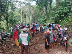 Jalan Desa Kaliputih Kendal Tertimbun Longsor, Warga Terisolir Jalan Desa Kaliputih Kendal Tertimbun Longsor, Warga Terisolir