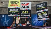 Kritik Pendanaan Gas Alam, Walhi Gelar Aksi Teatrikal di Kedubes Jepang