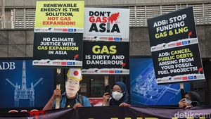 Kritik Pendanaan Gas Alam, Walhi Gelar Aksi Teatrikal di Kedubes Jepang