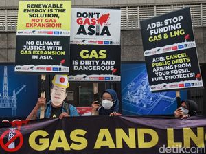 Kritik Pendanaan Gas Alam, Walhi Gelar Aksi Teatrikal di Kedubes Jepang