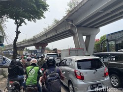 Ada Pengecoran Jalan di Flyover Pesing, Lalin Daan Mogot Macet Parah
