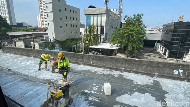 Lalin Jalan Daan Mogot arah Kalideres macet imbas pengecoran jalan di Flyover Pesing, Kamis (4/5/2023) pagi.