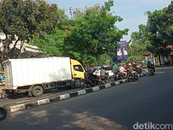 Lalin Jl Cirendeu Arah Jakarta Macet, Sebagian Pemotor Nekat Lawan Arus