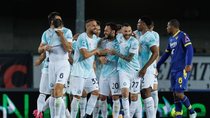 VERONA, ITALY - MAY 03: Hakan Calhanoglu of FC Internazionale celebrates after scoring his teams second goal during the Serie A match between Hellas Verona and FC Internazionale at Stadio Marcantonio Bentegodi on May 03, 2023 in Verona, Italy. (Photo by Emmanuele Ciancaglini/Ciancaphoto Studio/Getty Images)
