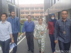 Lina Mukherjee Tak Ditahan Perkara Konten Makan Babi karena Sakit Maag Akut Lina Mukherjee Tak Ditahan Perkara Konten Makan Babi karena Sakit Maag Akut