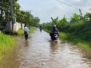 Cerita Rifki Terjang Banjir demi Pangkas Waktu Perjalanan