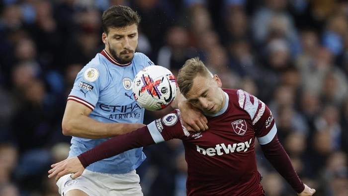 Manchester City Kembali Gusur Arsenal di Puncak Klasemen Soccer Football - Premier League - Manchester City v West Ham United - Etihad Stadium, Manchester, Britain - May 3, 2023 Manchester City's Ruben Dias in action with West Ham United's Jarrod Bowen Action Images via Reuters/Jason Cairnduff EDITORIAL USE ONLY. No use with unauthorized audio, video, data, fixture lists, club/league logos or 'live' services. Online in-match use limited to 75 images, no video emulation. No use in betting, games or single club /league/player publications. Please contact your account representative for further details.