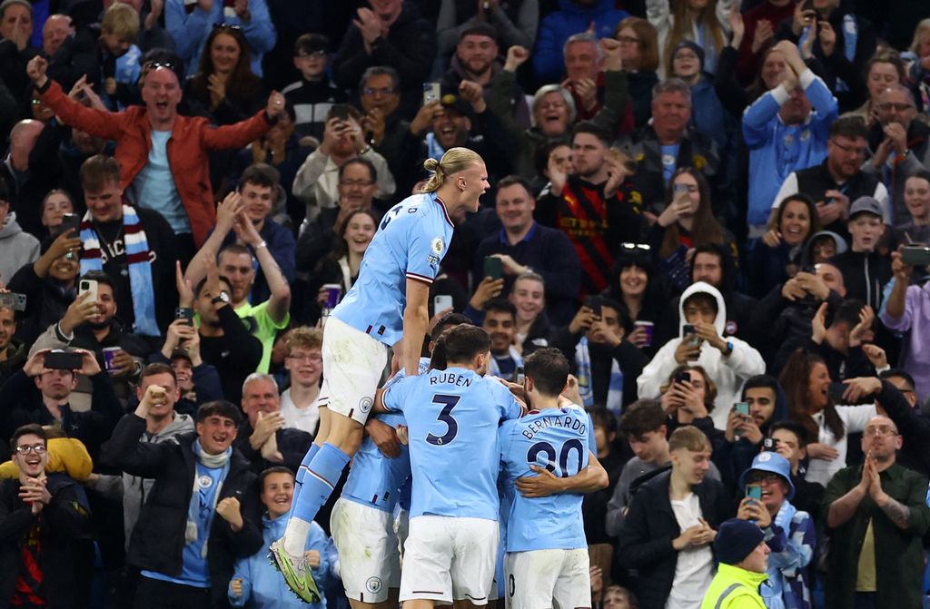 Soccer Football - Premier League - Manchester City v West Ham United - Etihad Stadium, Manchester, Britain - May 3, 2023 Manchester City's Nathan Ake celebrates scoring their first goal with Erling Braut Haaland and teammates REUTERS/Carl Recine EDITORIAL USE ONLY. No use with unauthorized audio, video, data, fixture lists, club/league logos or 'live' services. Online in-match use limited to 75 images, no video emulation. No use in betting, games or single club /league/player publications.  Please contact your account representative for further details.