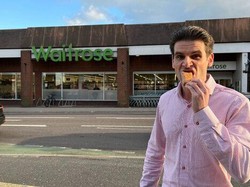 Miris! Pegawai Ini Dipecat Gegara Makan Donat Sisa di Tempat Sampah