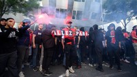 Ratusan Ultras PSG muncul dengan megafon, suar, dan spanduk menyerukan kepergian pemain Messi, Neymar, dan Marco Verratti. (Foto: AFP via Getty Images/FRANCK FIFE)