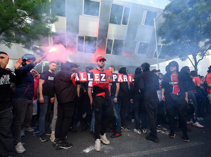 Paris Saint Germain's (PSG) football club supporters demonstrate in front of the club's headquarters to protest against a disciplinary procedure against Lionel Messi in Boulogne-Billancourt, on May 3, 2023. - Paris Saint-Germain's relationship with Lionel Messi is set to end after two underwhelming years following the French champions' decision to suspend the seven-time Ballon d'Or winner for going on an unauthorised trip to Saudi Arabia. (Photo by FRANCK FIFE / AFP) (Photo by FRANCK FIFE/AFP via Getty Images)