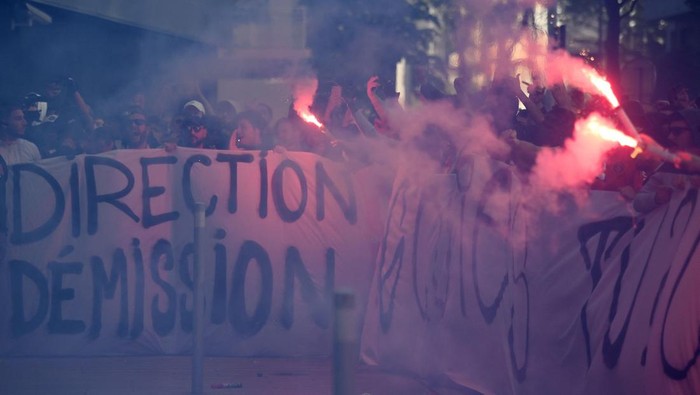 Paris Saint Germain's (PSG) football club supporters demonstrate in front of the club's headquarters to protest against a disciplinary procedure against Lionel Messi in Boulogne-Billancourt, on May 3, 2023. - Paris Saint-Germain's relationship with Lionel Messi is set to end after two underwhelming years following the French champions' decision to suspend the seven-time Ballon d'Or winner for going on an unauthorised trip to Saudi Arabia. (Photo by FRANCK FIFE / AFP) (Photo by FRANCK FIFE/AFP via Getty Images)