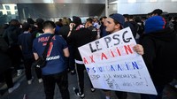 Ultras PSG juga menghina Messi habis-habisan. La Pulga dianggap sebagai sosok bajingan dan sebelumnya para Ultras juga sudah melakukan demo di depan rumah Neymar. (Foto: AFP via Getty Images/FRANCK FIFE)