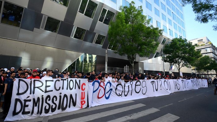 Paris Saint Germains (PSG) football club supporters demonstrate in front of the clubs headquarters to protest against a disciplinary procedure against Lionel Messi in Boulogne-Billancourt, on May 3, 2023. - Paris Saint-Germains relationship with Lionel Messi is set to end after two underwhelming years following the French champions decision to suspend the seven-time Ballon dOr winner for going on an unauthorised trip to Saudi Arabia. (Photo by FRANCK FIFE / AFP) (Photo by FRANCK FIFE/AFP via Getty Images)