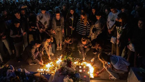 Penghormatan Terakhir untuk Korban Penembakan Sekolah di Serbia