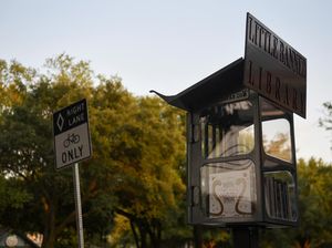 Perpustakaan Gratis di Jalanan Texas Ini Sediakan Buku Terlarang Perpustakaan Gratis di Jalanan Texas Ini Sediakan Buku Terlarang