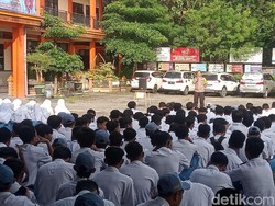 Polisi Blusukan ke Sekolah Minta Siswa SMA Tak Rayakan Kelulusan Berlebihan
