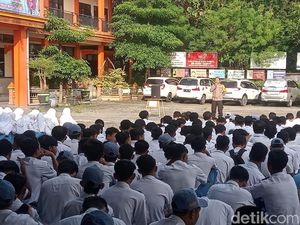Polisi Blusukan ke Sekolah Minta Siswa SMA Tak Rayakan Kelulusan Berlebihan Polisi Blusukan ke Sekolah Minta Siswa SMA Tak Rayakan Kelulusan Berlebihan