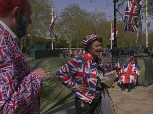 Potret Fans Garis Keras Kerajaan Inggris Jelang Penobatan Raja Charles