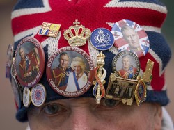 Raja Charles Sapa Warga di Luar Istana Jelang Penobatan