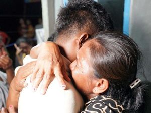 Tangisan Ibu Sambut Nelayan Indonesia yang Terdampar di Pulau Australia Tangisan Ibu Sambut Nelayan Indonesia yang Terdampar di Pulau Australia