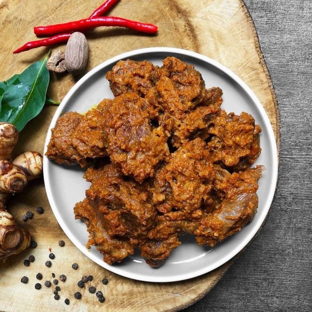 Rendang merupakan makanan khas Indonesia yang mendunia