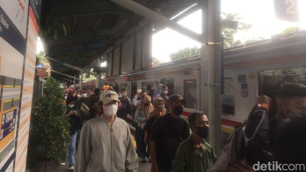 Sejumlah pengguna KRL mengeluh soal tersendatnya perjalanan rute Bogor-Jakarta. KRL sempat tersendat di Stasiun Tebet. Penumpang ada yang beralin naik ojol. (M Fariz AT/detikcom)