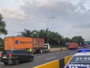 Bandel! Sejumlah Truk Parkir di Bahu Jalan Tol Jakarta Diusir Polisi Bandel! Sejumlah Truk Parkir di Bahu Jalan Tol Jakarta Diusir Polisi