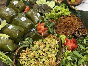 Raos Pisan! 5 Tempat Makan Sunda Prasmanan yang Komplet Raos Pisan! 5 Tempat Makan Sunda Prasmanan yang Komplet