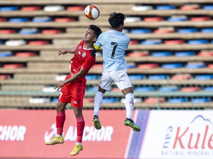 Pemain Timnas Indonesia U-22 Fajar Fathur Rachman (kanan) merebut bola dari pemain Timnas Myanmar Htoo Myat Khant (kiri) saat pertandingan Grup A Sepak Bola SEA Games 2023 di National Olympic Stadium, Phnom Penh, Kamboja, Kamis (4/5/2023). ANTARA FOTO/M Agung Rajasa/rwa.