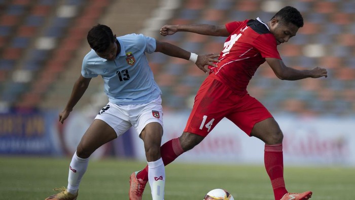 Pemain Timnas Indonesia U-22 Fajar Fathur Rachman (kanan) merebut bola dari pemain Timnas Myanmar Htoo Myat Khant (kiri) saat pertandingan Grup A Sepak Bola SEA Games 2023 di National Olympic Stadium, Phnom Penh, Kamboja, Kamis (4/5/2023). ANTARA FOTO/M Agung Rajasa/rwa.