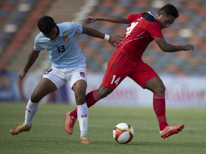 Pemain Timnas Indonesia U-22 Fajar Fathur Rachman (kanan) merebut bola dari pemain Timnas Myanmar Htoo Myat Khant (kiri) saat pertandingan Grup A Sepak Bola SEA Games 2023 di National Olympic Stadium, Phnom Penh, Kamboja, Kamis (4/5/2023). ANTARA FOTO/M Agung Rajasa/rwa.