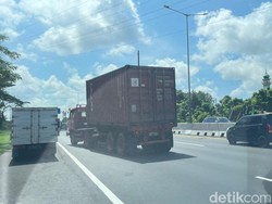Lalu Lintas Tersendat Imbas Truk Mogok di KM 764 Jelang Exit Tol Waru