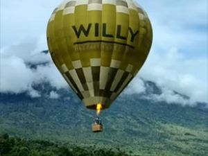 Wisata Balon Udara di Kaki Gunung Rinjani Belum Berizin Loh! Wisata Balon Udara di Kaki Gunung Rinjani Belum Berizin Loh!