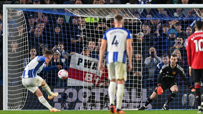 Brightons Argentinian midfielder Alexis Mac Allister (L) scores their goal from the penalty spot during the English Premier League football match between Brighton and Hove Albion and Manchester United at the American Express Community Stadium in Brighton, southern England on May 4, 2023. - Brighton won the game 1-0. (Photo by Glyn KIRK / AFP) / RESTRICTED TO EDITORIAL USE. No use with unauthorized audio, video, data, fixture lists, club/league logos or live services. Online in-match use limited to 120 images. An additional 40 images may be used in extra time. No video emulation. Social media in-match use limited to 120 images. An additional 40 images may be used in extra time. No use in betting publications, games or single club/league/player publications. /  (Photo by GLYN KIRK/AFP via Getty Images)