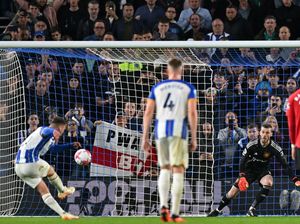 Brighton Balas Dendam Penalti Kontroversial MU