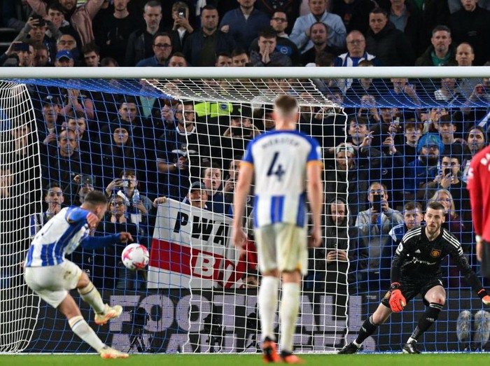 Brighton's Argentinian midfielder Alexis Mac Allister (L) scores their goal from the penalty spot during the English Premier League football match between Brighton and Hove Albion and Manchester United at the American Express Community Stadium in Brighton, southern England on May 4, 2023. - Brighton won the game 1-0. (Photo by Glyn KIRK / AFP) / RESTRICTED TO EDITORIAL USE. No use with unauthorized audio, video, data, fixture lists, club/league logos or 'live' services. Online in-match use limited to 120 images. An additional 40 images may be used in extra time. No video emulation. Social media in-match use limited to 120 images. An additional 40 images may be used in extra time. No use in betting publications, games or single club/league/player publications. /  (Photo by GLYN KIRK/AFP via Getty Images)