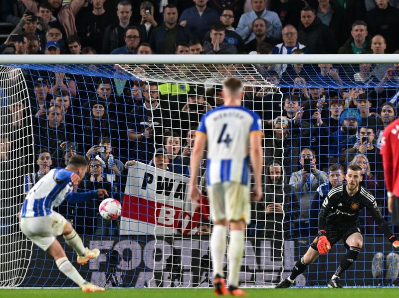 Brighton's Argentinian midfielder Alexis Mac Allister (L) scores their goal from the penalty spot during the English Premier League football match between Brighton and Hove Albion and Manchester United at the American Express Community Stadium in Brighton, southern England on May 4, 2023. - Brighton won the game 1-0. (Photo by Glyn KIRK / AFP) / RESTRICTED TO EDITORIAL USE. No use with unauthorized audio, video, data, fixture lists, club/league logos or 'live' services. Online in-match use limited to 120 images. An additional 40 images may be used in extra time. No video emulation. Social media in-match use limited to 120 images. An additional 40 images may be used in extra time. No use in betting publications, games or single club/league/player publications. /  (Photo by GLYN KIRK/AFP via Getty Images)