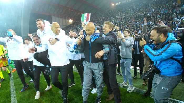 UDINE, ITALY - MAY 04: Luciano Spalletti head coach of SSC Napoli celebrates the victory of the 3rd Scudetto ,during the Serie A match between Udinese Calcio and SSC Napoli at Dacia Arena on May 4, 2023 in Udine, Italy. (Photo by MB Media/Getty Images)