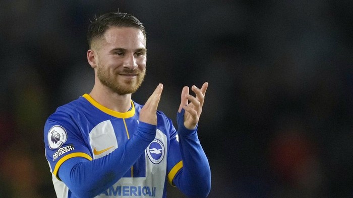Brightons Alexis Mac Allister applauds supporters at the end of the English Premier League soccer match between Brighton and Hove Albion and Manchester United at the AMEX stadium in Brighton, England, Thursday, May 4, 2023. (AP Photo/Kirsty Wigglesworth)