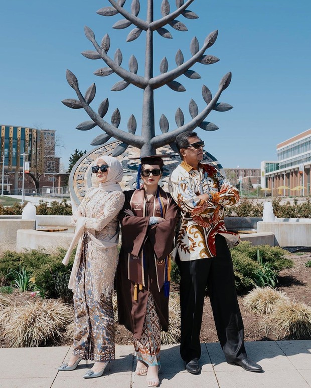 Beby Tsabina dan Ortu/ Foto: Instagram/bebytsabina Beby Tsabina bersama ayah dan ibunya